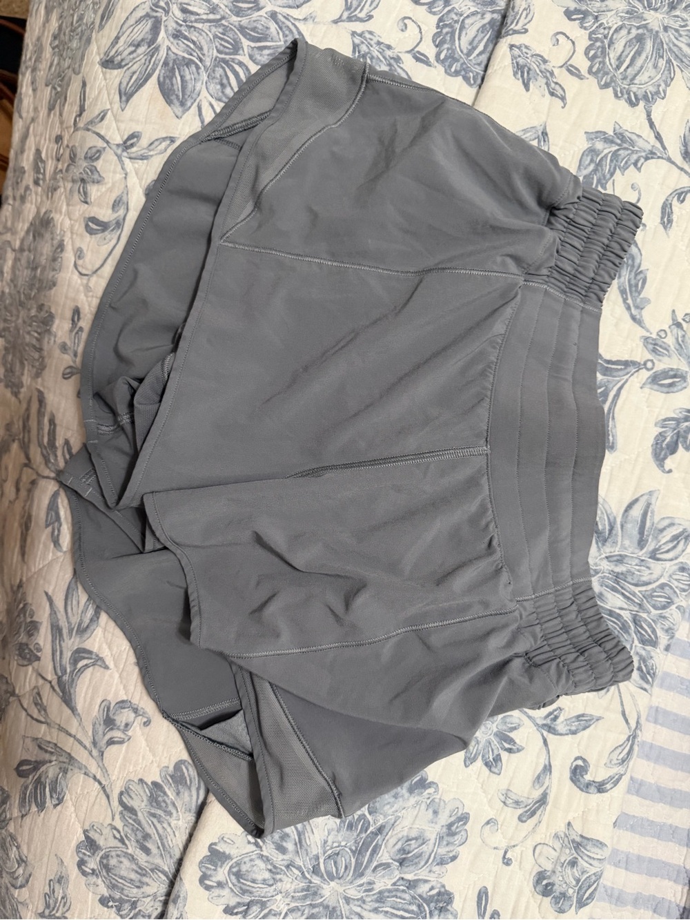 lululemon athletica rhino gray size 6 2.5 inseam high waisted